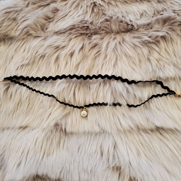 Jewelry - 🖤Cute crystal and pearl suede choker